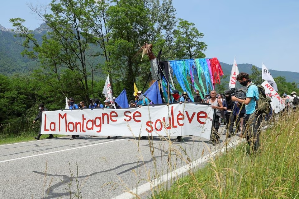 Activists take part in a protest against the Lyon-Turin rail link between France and Italy in La Chapelle near Saint-Jean-de-Maurienne, France, June 17, 2023. Photo: Reuters