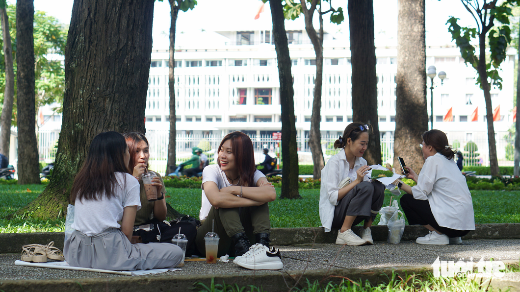 Many young people crowd a park in downtown Ho Chi Minh City to enjoy ca phe bet. Photo: Tran Mac / Tuoi Tre