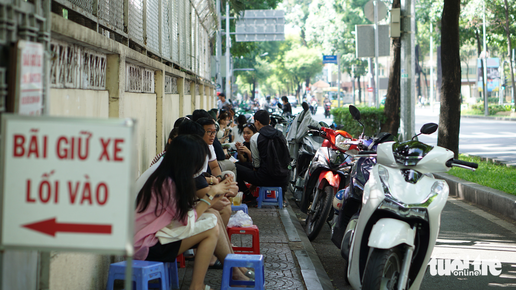 Motorcycles parked on sidewalks near ca phe bet stalls in downtown Ho Chi Minh City though many nearby parking lots are operational. Photo: Tran Mac / Tuoi Tre