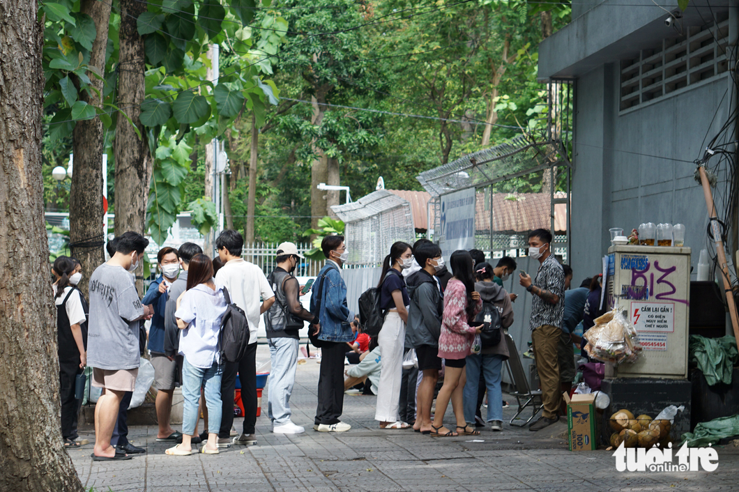 On weekends, hundreds of young urbanites and visitors queue up for ca phe bet. Photo: Tran Mac / Tuoi Tre