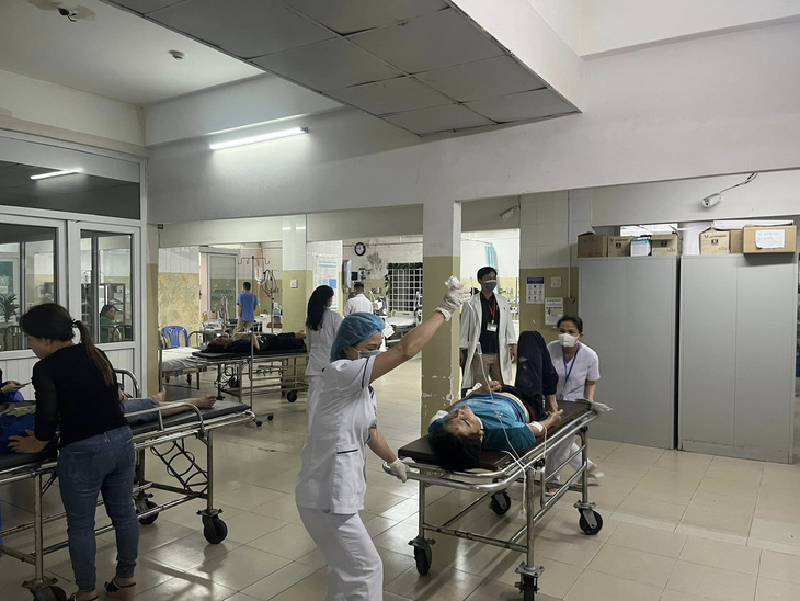 Doctors at the Phu Yen General Hospital in the namesake south-central province provide emergency treatment to victims in the accident. Photo: Anh Tran / Tuoi Tre