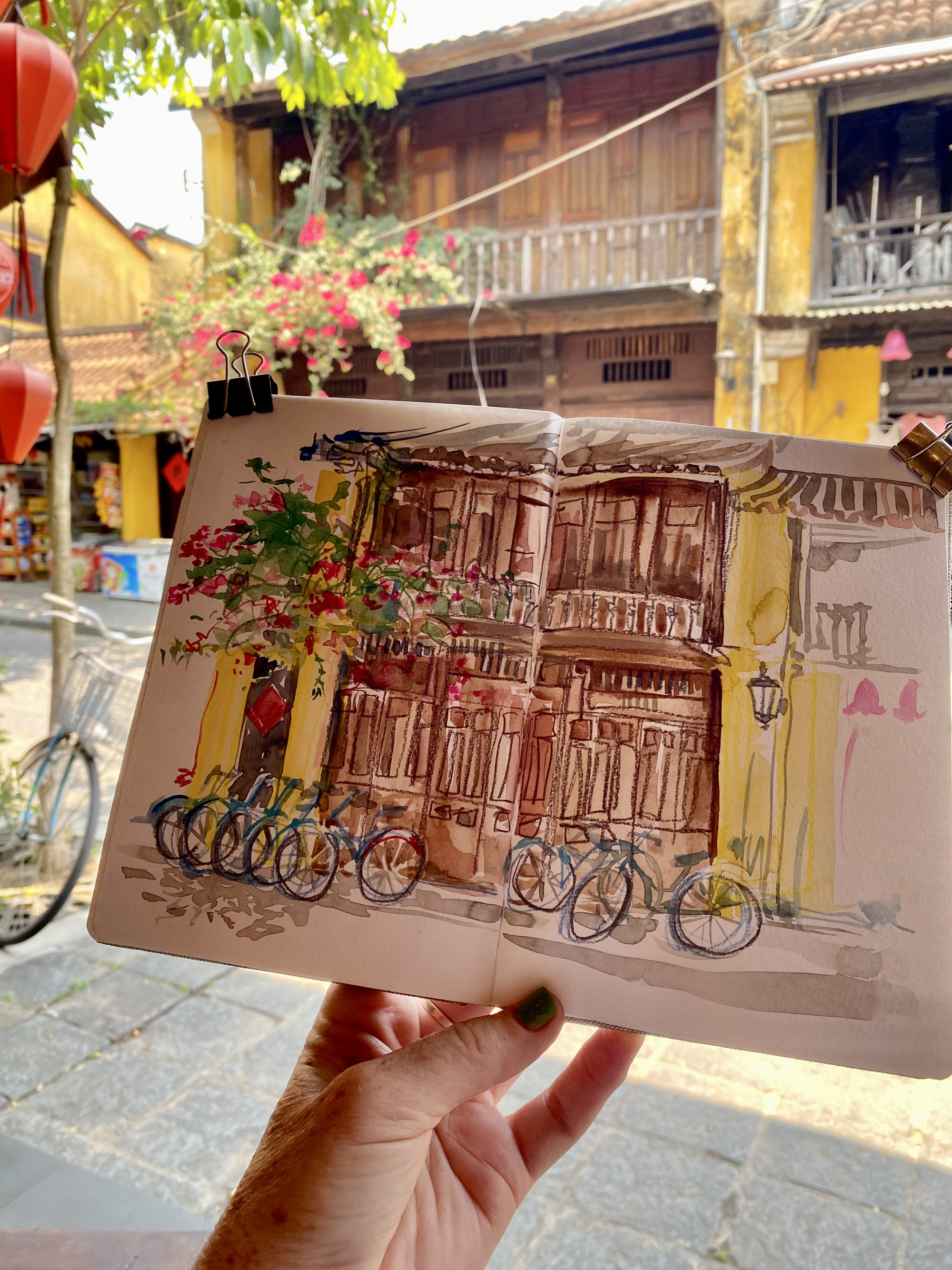 Australian art teacher recalls happy visit to Vietnam in sketches