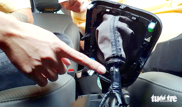 The button on the gear lever helps taxi drivers to commit taxi fare scams