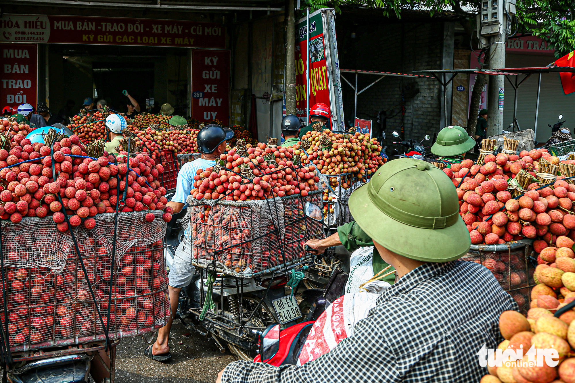 Farmers queue up at a purchase point in Chu Town in Luc Ngan District. Photo: HA Quan / Tuoi Tre