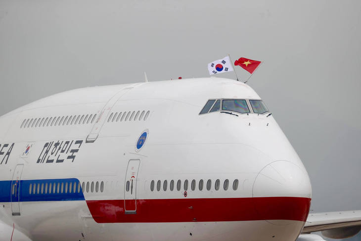 The Vietnamese and South Korean flags fly on the top of ‘Code One’ aircraft carrying South Korean President Yoon Suk Yeol and his spouse. Photo: Nguyen Khanh / Tuoi Tre