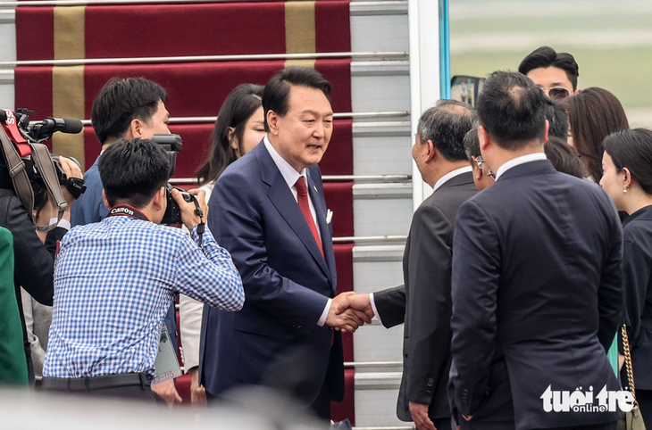 South Korean President Yoon Suk Yeol shakes hands with Vietnamese and South Korean high-ranking officials. Photo: Nguyen Khanh / Tuoi Tre