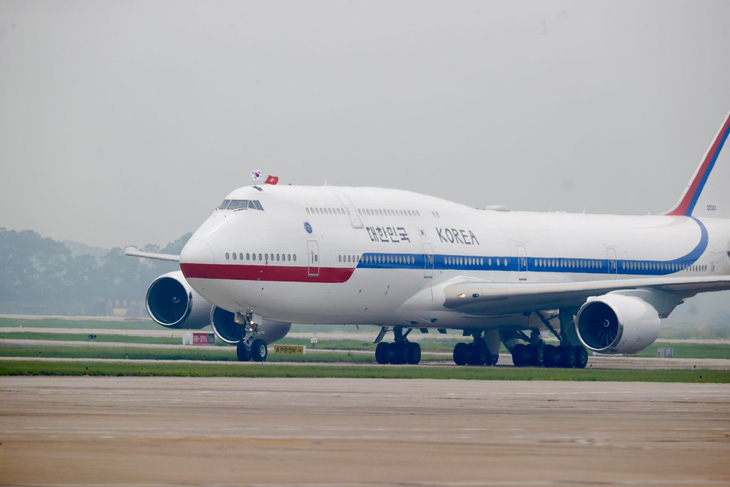 ‘Code One’ aircraft with South Korean President Yoon Suk Yeol and his spouse onboard lands at Noi Bai International Airport in Hanoi. Photo: Nguyen Khanh / Tuoi Tre