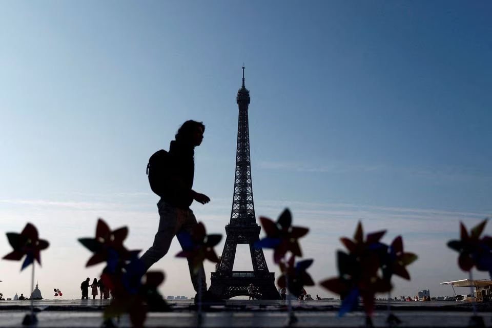 A file photo shows decorative windmills installed by activists with Glasgow Actions Team and 350.org on the Trocadero Square in front of the Eiffel Tower to welcome world leaders on the eve of the Summit for a New Global Financial Pact, in Paris, France, June 21, 2023. Photo: Reuters