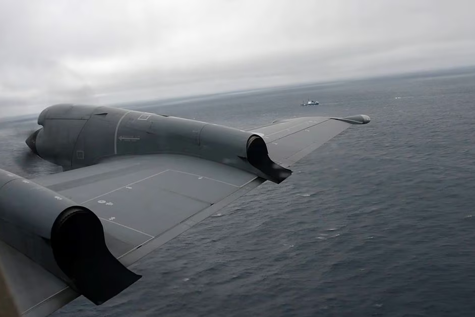 A Royal Canadian Air Force CP-140 Aurora maritime surveillance aircraft of 14 Wing flies a search pattern for the missing OceanGate submersible, over the Atlantic Ocean off Newfoundland, Canada, June 20, 2023 in a still image from video. Photo: Reuters