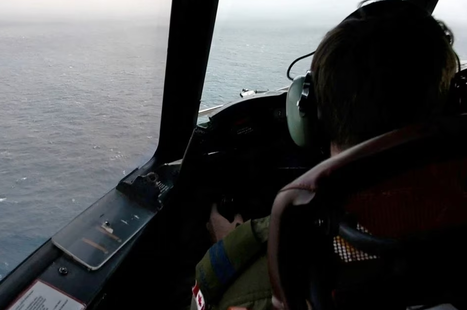 The pilot of a Royal Canadian Air Force CP-140 Aurora maritime surveillance aircraft of 14 Wing flies a search pattern for the missing OceanGate submersible, over the Atlantic Ocean off Newfoundland, Canada, June 20, 2023 in a still image from video. Photo: Reuters