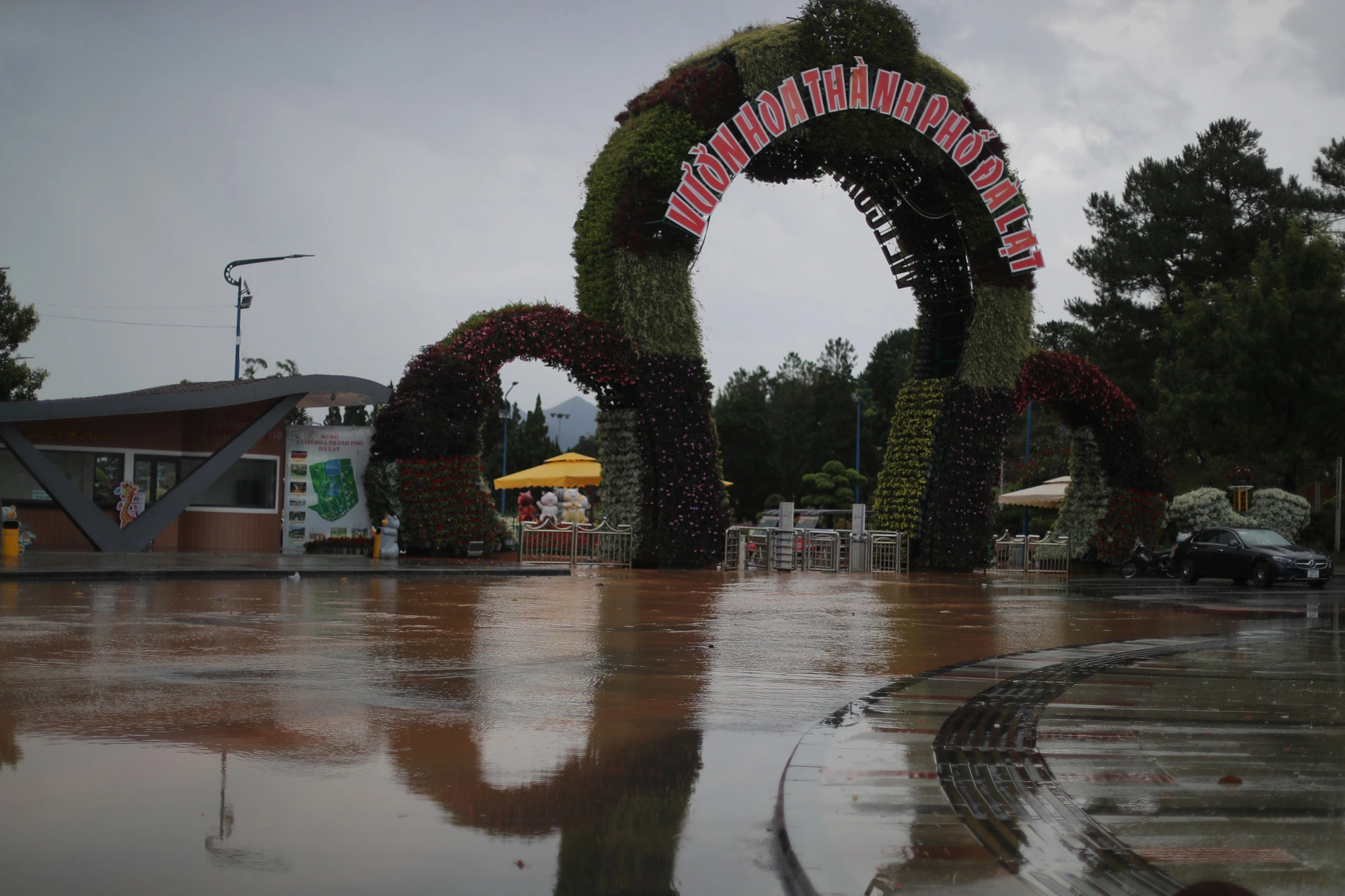 A part in front of Da Lat Flower Garden is also flooded.  Photo: M.V. / Tuoi Tre