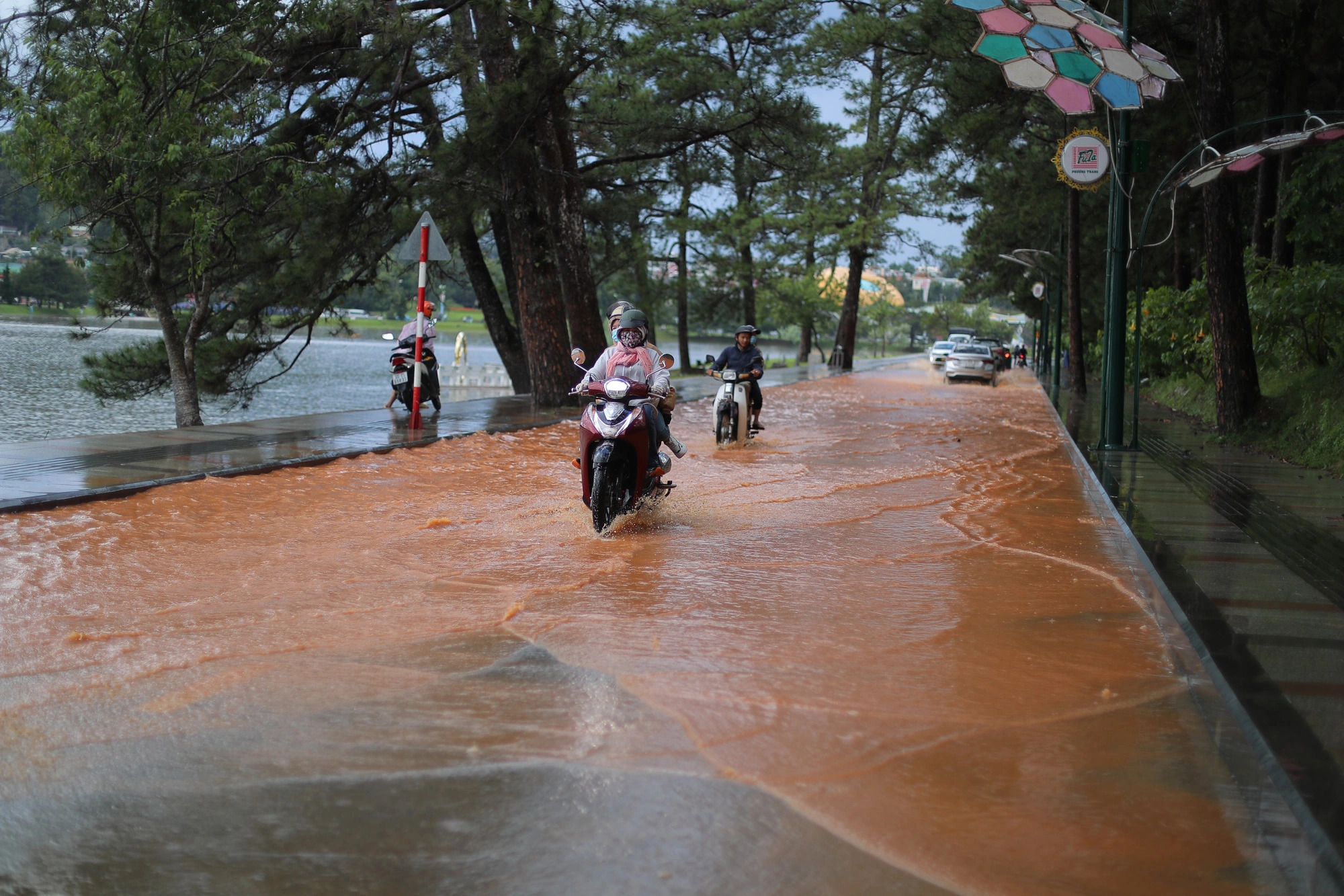 Rainwater from a golf course in Cu Hill overflows Tran Quoc Toan Street before flowing into Xuan Huong Lake. Photo: M.V. / Tuoi Tre