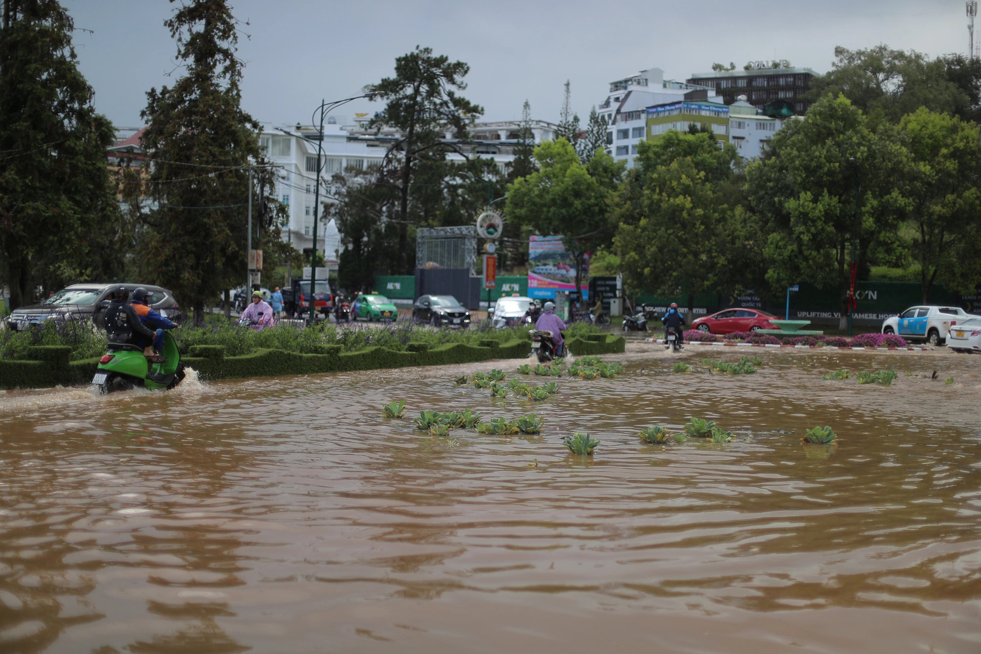 Water from Xuan Huong Lake overflows a nearby street. Photo: M.V. / Tuoi Tre