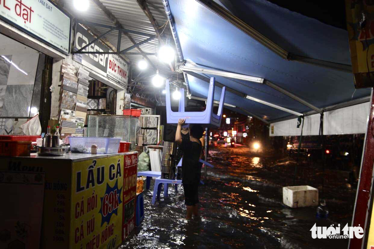 Local eateries saw little to no customers due to flooding triggered by a downpour in Ho Chi Minh City on June 22, 2023. Photo: Luu Duyen / Tuoi Tre