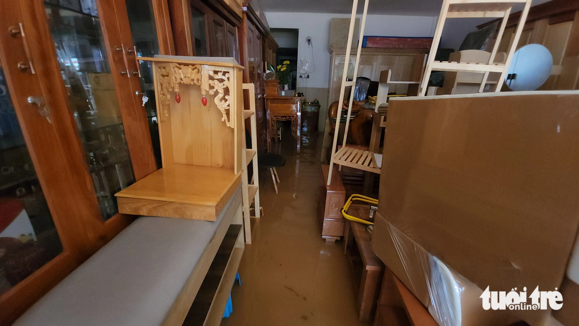 The rain takes a toll on a furniture store. Photo: M.V. / Tuoi Tre