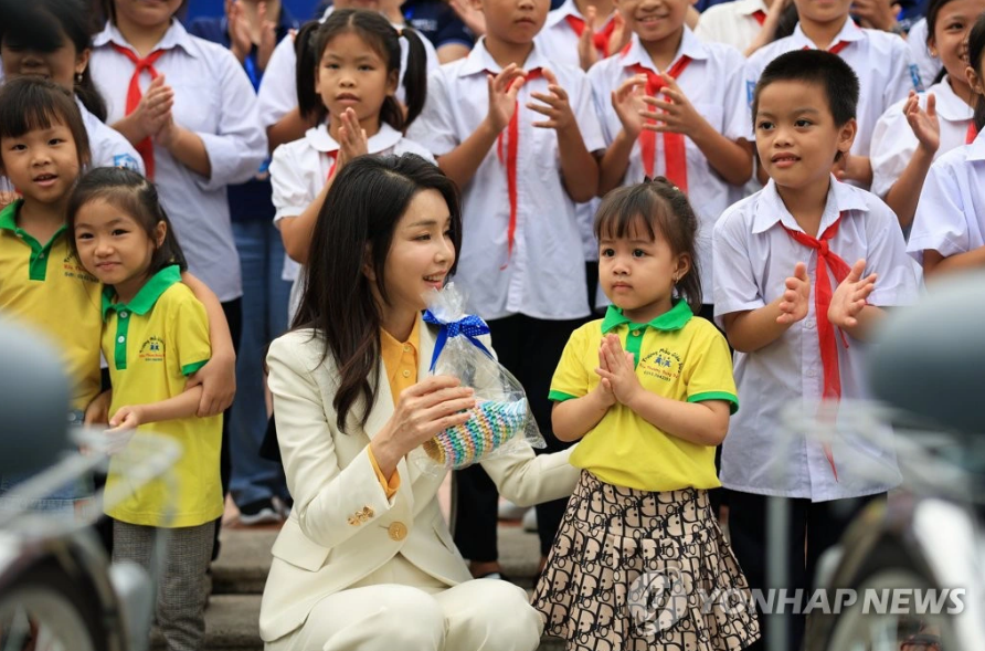 South Korean first lady Kim Keon Hee receives a gift from a child. Photo: Yonhap