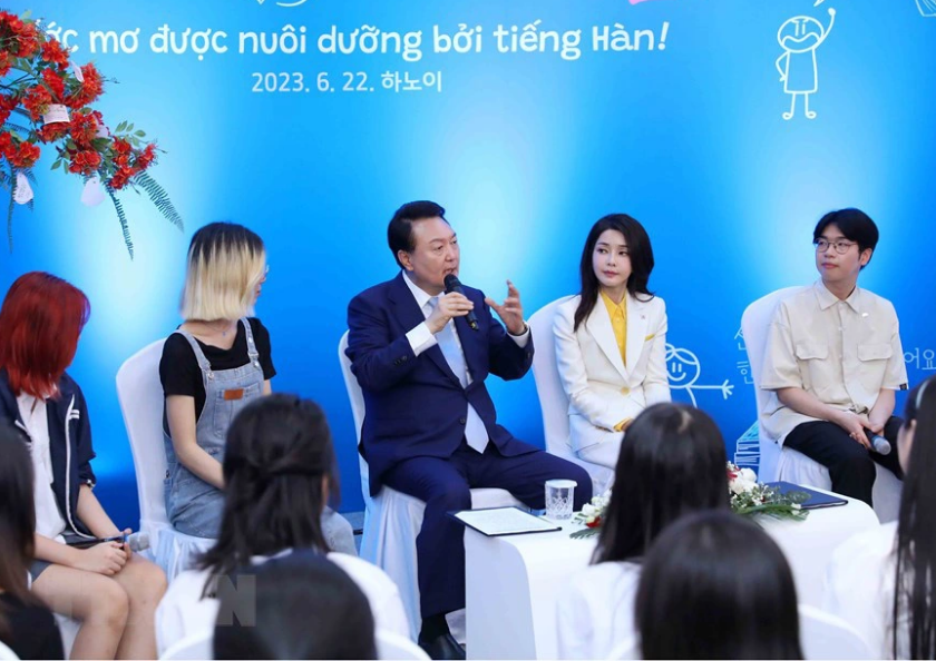 South Korean President Yoon Suk Yeol and his spouse Kim Keon Hee speak with students at the University of Languages and International Studies (the Vietnam National University, Hanoi) on June 22, 2023. Photo: Vietnam News Agency