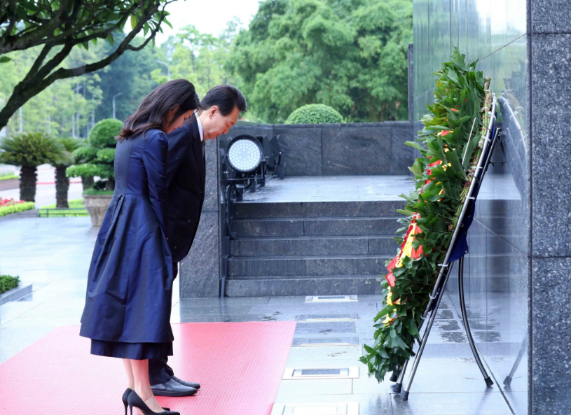 South Korean President Yoon Suk Yeol and his spouse bend and pay their respects to late President Ho Chi Minh. Photo: Vietnam News Agency