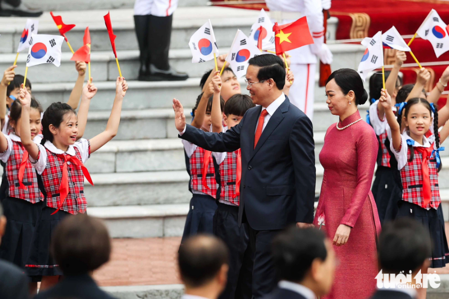Vietnamese President Thuong and the Vietnamese first lady are pictured at the welcome ceremony for South Korea’s President Yoon Suk Yeol on June 23, 2023. Photo: Nguyen Khanh / Tuoi Tre