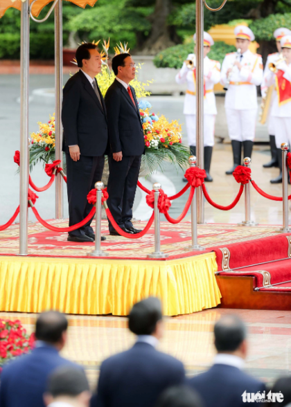 Vietnamese President Vo Van Thuong (R) and South Korean President Yoon Suk Yeol (L) attend the welcome ceremony for the latter on June 23, 2023. Photo: Nguyen Khanh / Tuoi Tre
