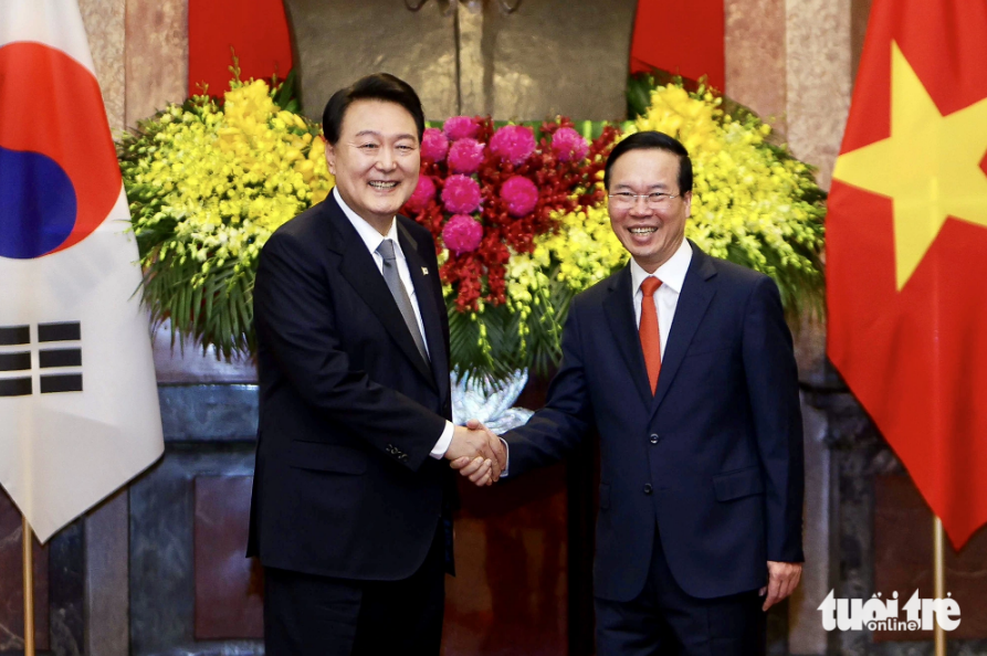 Vietnamese President Vo Van Thuong (R) shakes hands with South Korean President Yoon Suk Yeol (L). Photo: Nguyen Khanh / Tuoi Tre