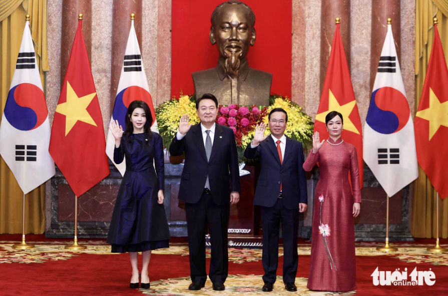 Vietnamese President Vo Van Thuong and his spouse Phan Thi Thanh Tam (right side) and South Korean President Yoon Suk Yeol and his spouse Kim Keon Hee (left side) pose for a photo. Photo: Nguyen Khanh / Tuoi Tre