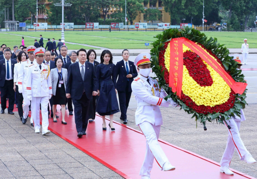 Before the welcome ceremony, South Korean President Yoon Suk Yeol and some high-ranking officials visited Ho Chi Minh Mausoleum in Hanoi. Photo: Vietnam News Agency
