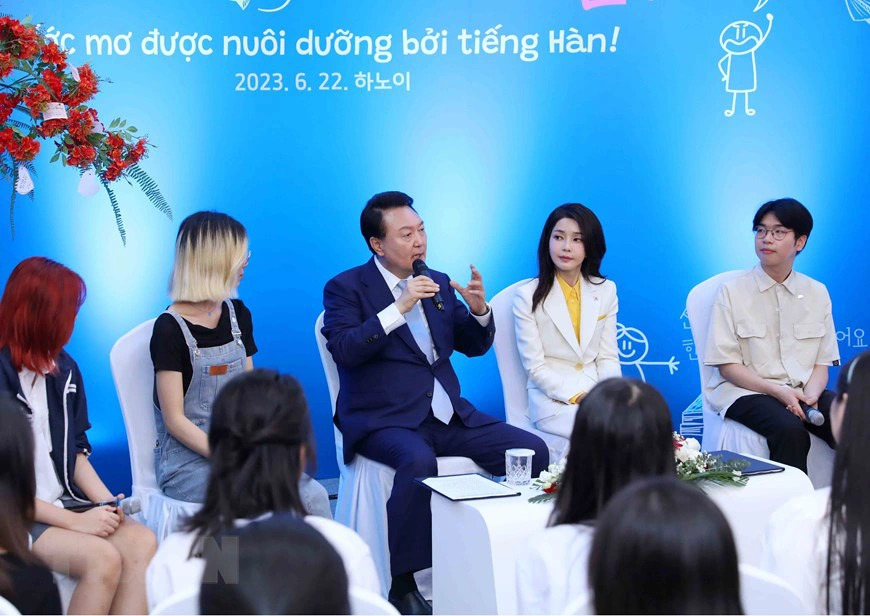 S.Korean president meets Vietnamese students in Hanoi