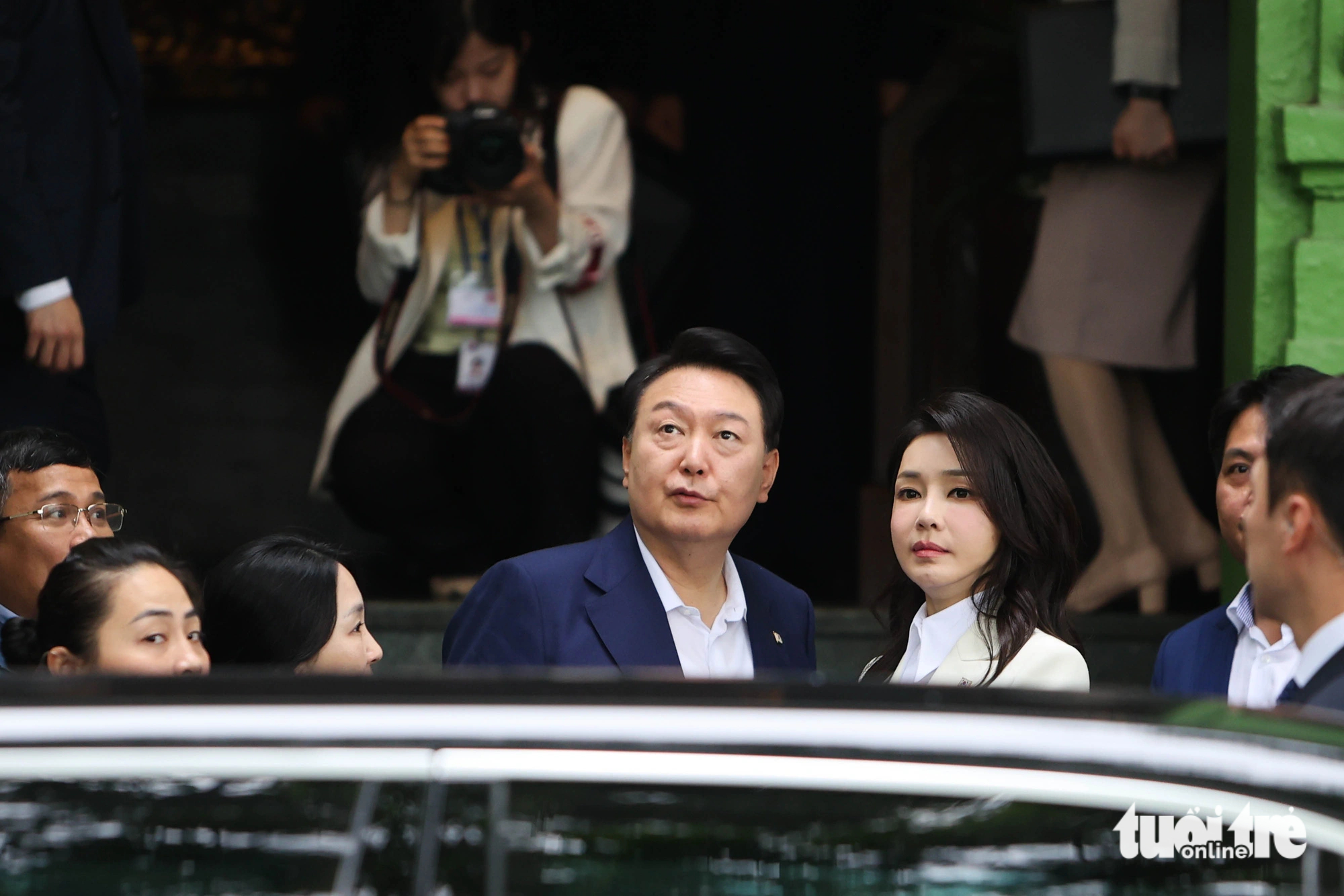 South Korean President Yoon Suk Yeol and his spouse Kim Keon Hee arrive at Luc Thuy Restaurant in Hanoi’s Hoan Kiem District to have breakfast with Vietnamese State President VO Van Thuong and his spouse on June 24, 2023. Photo: Nguyen Khanh / Tuoi Tre