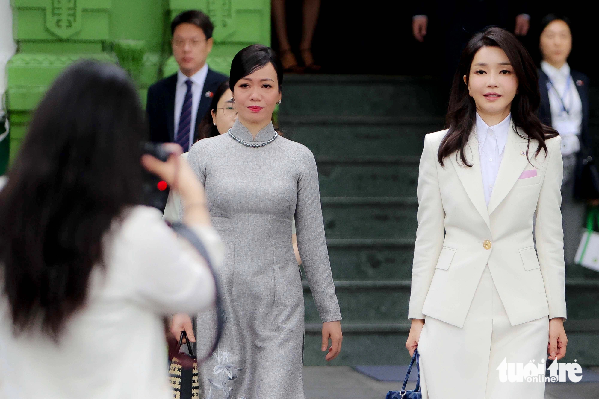 First Lady of Vietnam Phan Thi Thanh Tam (L) and her South Korean counterpart Kim Keon Hee (R) move from Luc Thuy Restaurant to nearby Hoan Kiem Lake in Hanoi’s Hoan Kiem District on June 24, 2023. Photo: Nguyen Khanh / Tuoi Tre