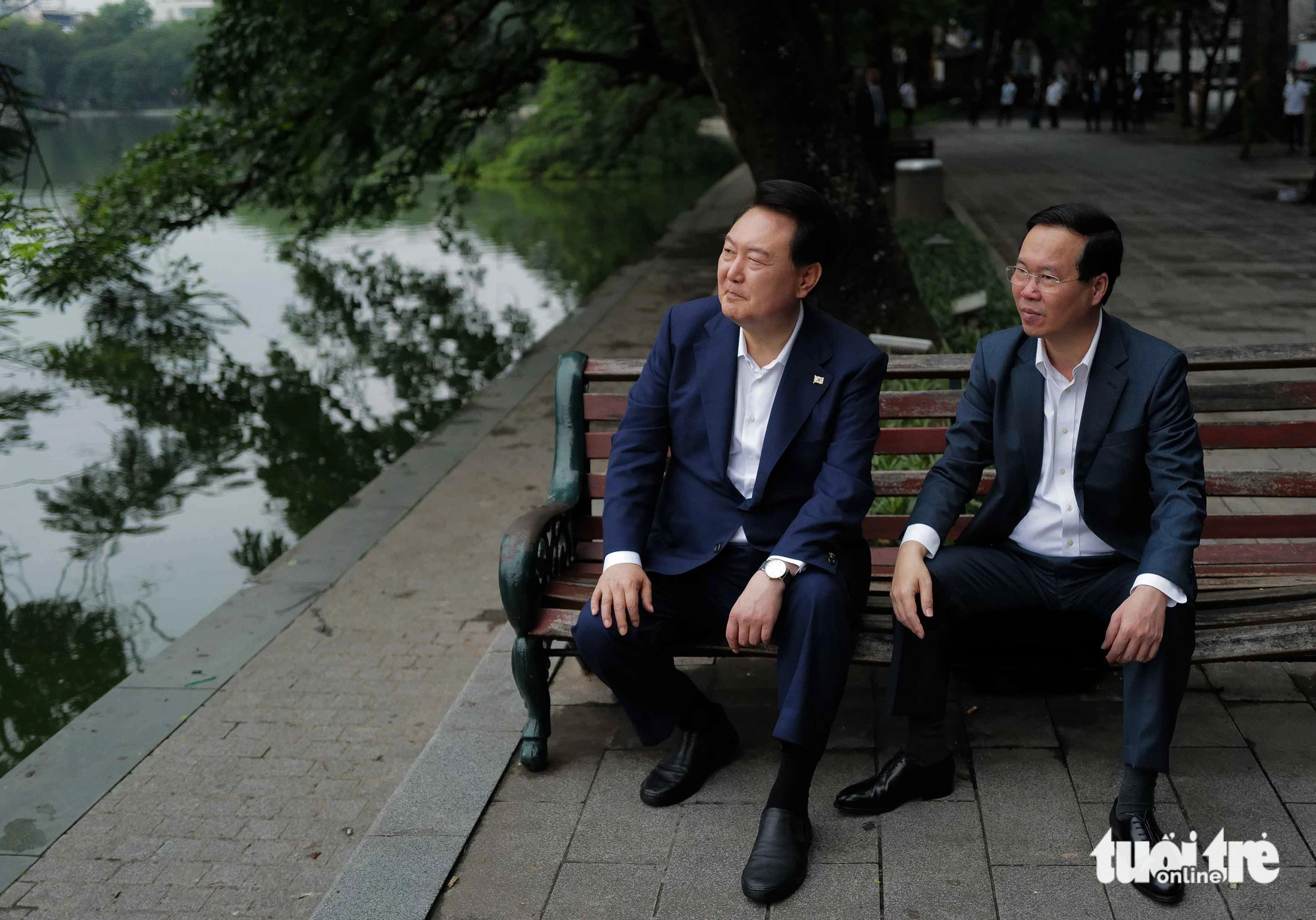Vietnamese State President Vo Van Thuong (R) and his South Korean counterpart Yoon Suk Yeol (L) sit by Hoan Kiem Lake to explore this famous landmark in the Vietnamese capital city. Photo: Nguyen Khanh / Tuoi Tre