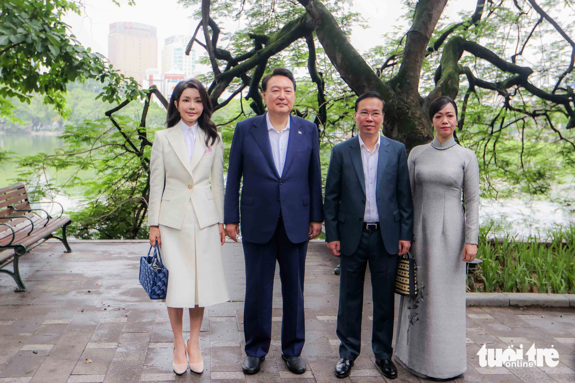 Vietnamese State President Vo Van Thuong (R, 2nd), his South Korean counterpart Yoon Suk Yeol (L, 2nd) and their spouses pose for a group photo at Hoan Kiem Lake in Hanoi on June 24, 2023. Photo: Nguyen Khanh / Tuoi Tre