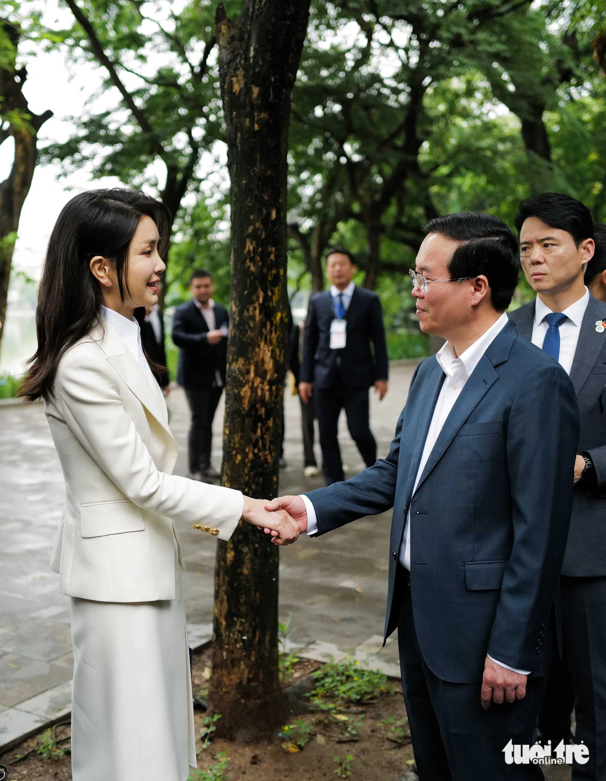 Vietnamese State President Vo Van Thuong (R) shakes hands with South Korean First Lady Kim Keon Hee in Hanoi on June 24, 2023. Photo: Nguyen Khanh / Tuoi Tre