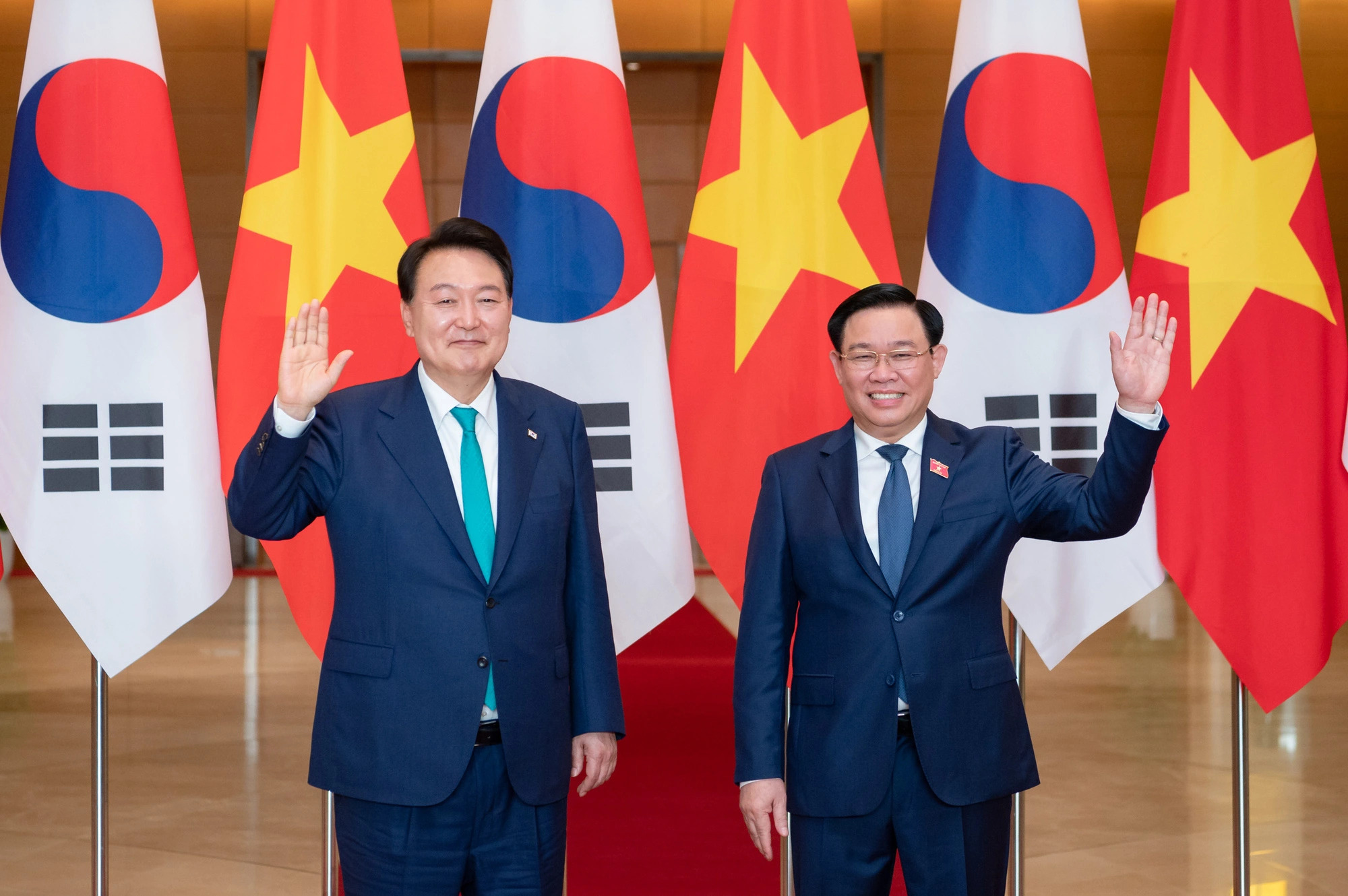 Vietnam’s National Assembly Chairman Vuong Dinh Hue (R) and South Korean President Yoon Suk Yeol (L) gesture during their talks in Hanoi on June 23, 2023. Photo: QUOCHOI.VN