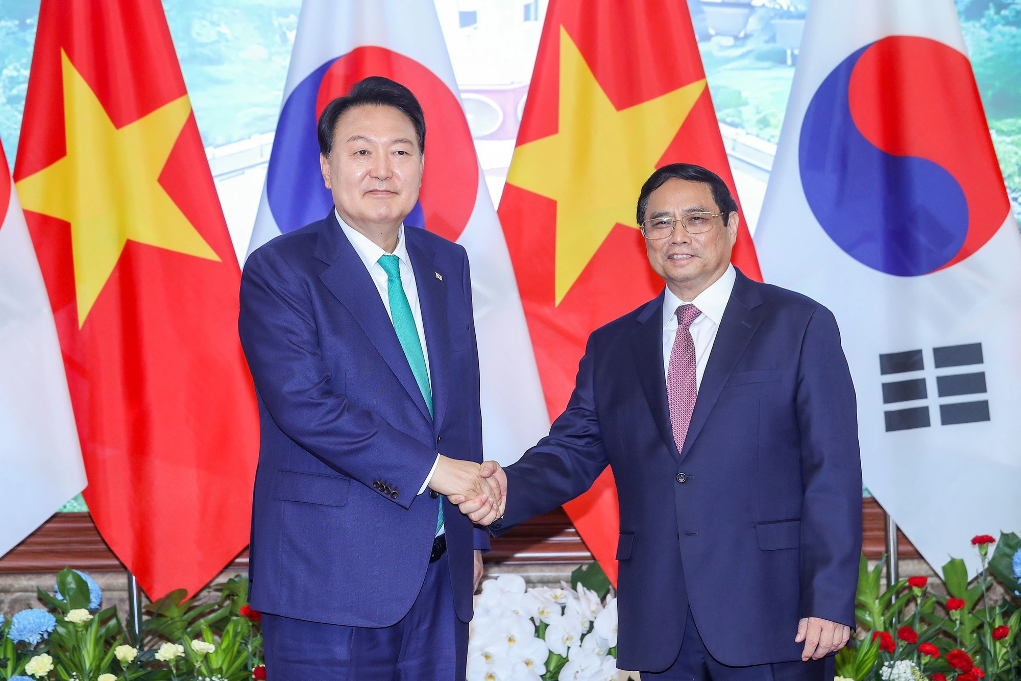 Vietnam’s Prime Minister Pham Minh Chinh (R) meets with South Korean President Yoon Suk Yeol (L) in Hanoi on June 23, 2023. Photo: Vietnam Government Portal