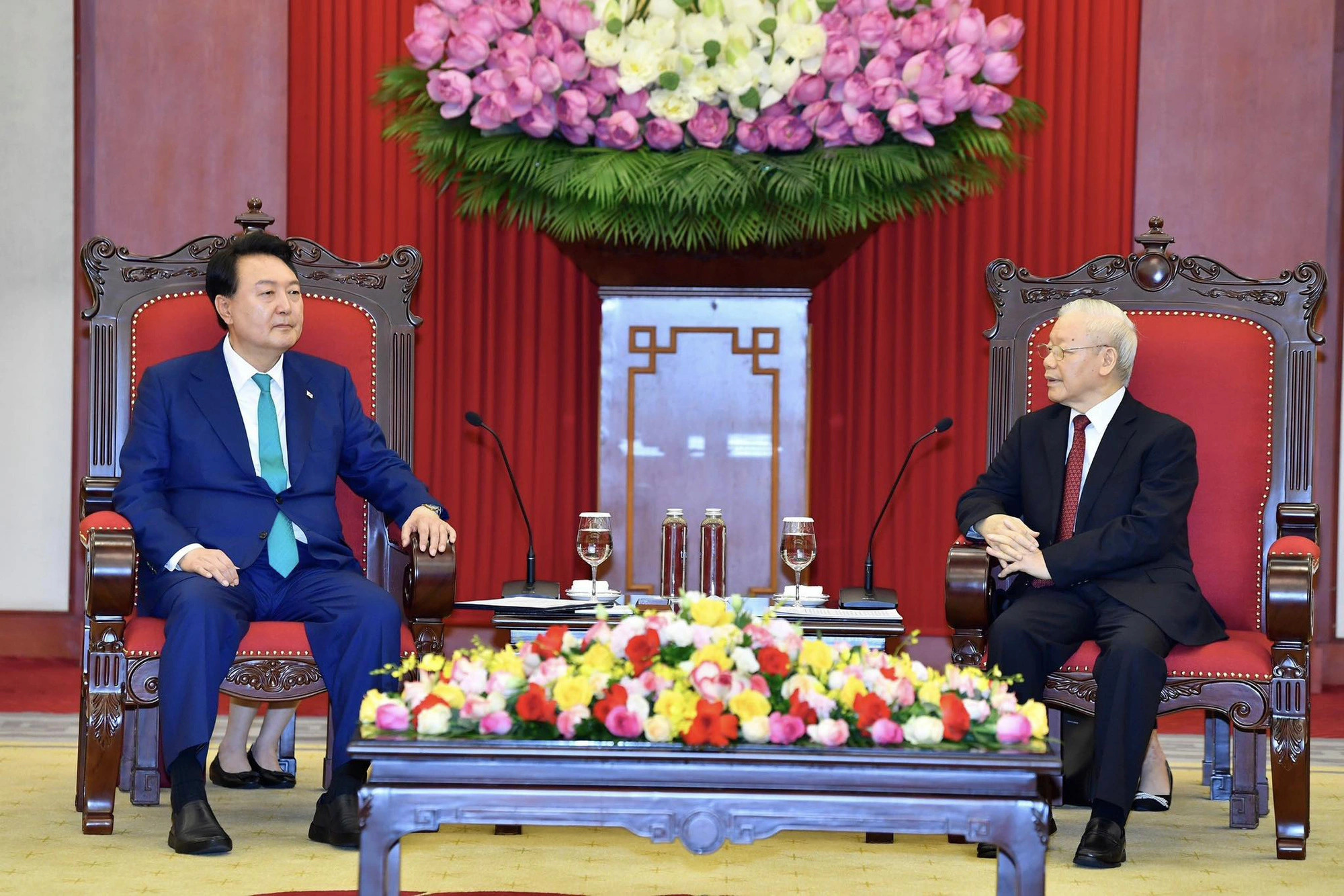 Vietnam’s Party General Secretary Nguyen Phu Trong (R) holds talks with South Korean President Yoon Suk Yeol (L) in Hanoi on June 23, 2023. Photo: Tuan Huy / Tuoi Tre