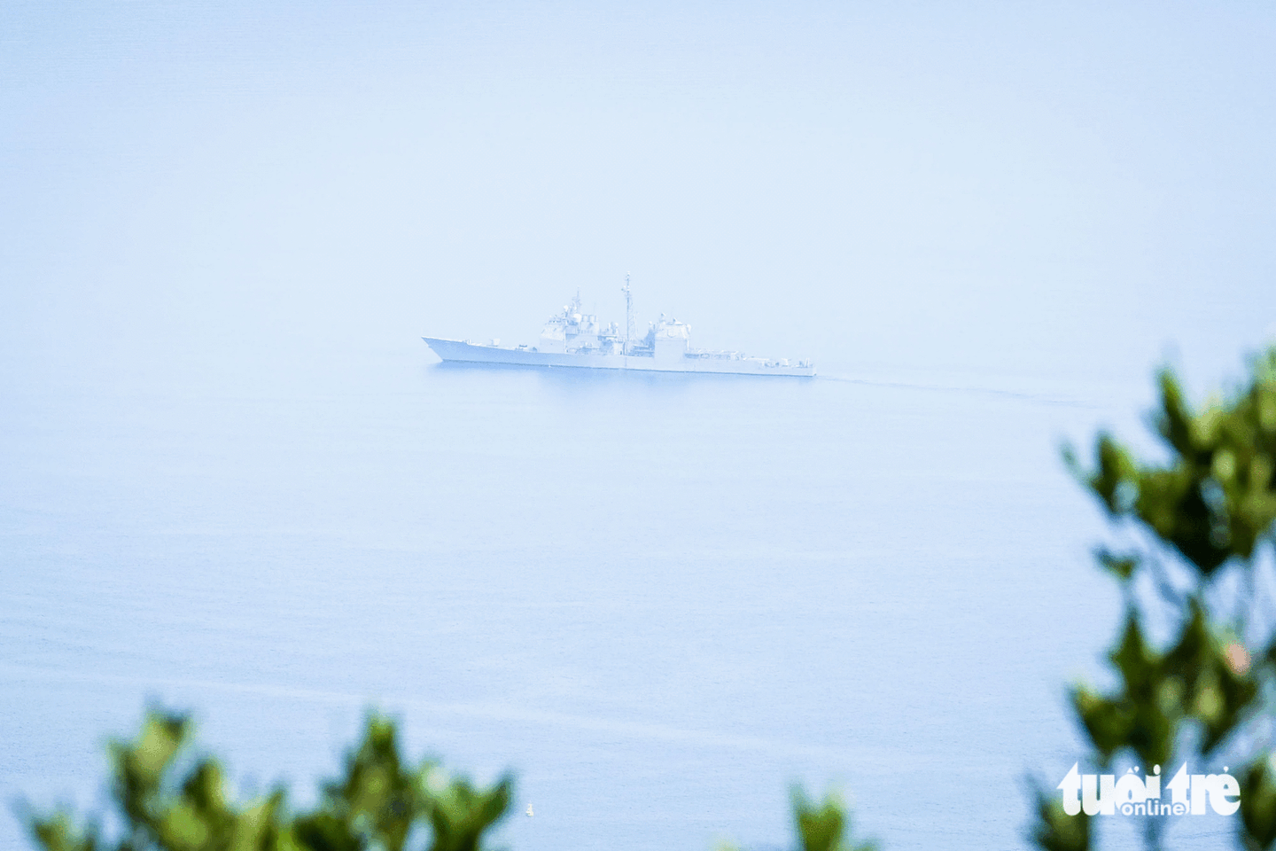 The Ticonderoga-class guided-missile cruiser USS Antietam (CG-54) heads the Carrier Strike Group 5 (CSG 5) to enter Da Nang Bay in Da Nang City, central Vietnam on June 25, 2023. Photo: Tan Luc / Tuoi Tre