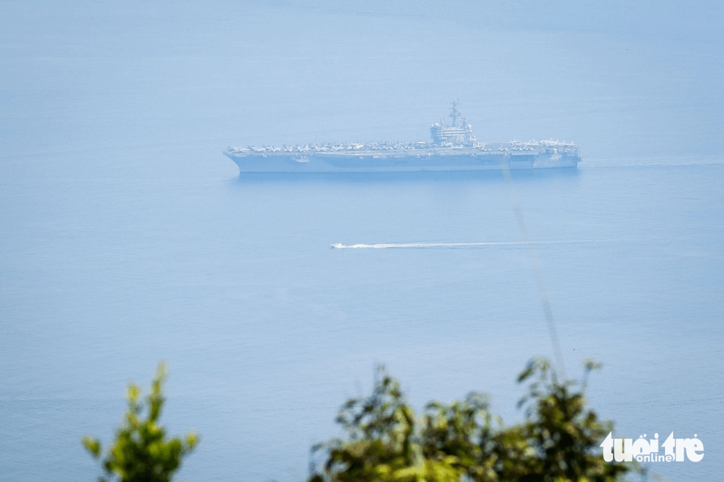 The aircraft carrier USS Ronald Reagan (CVN 76) is on its way toward Da Nang Port in Da Nang City, central Vietnam on June 25, 2023. Photo: Tan Luc / Tuoi Tre