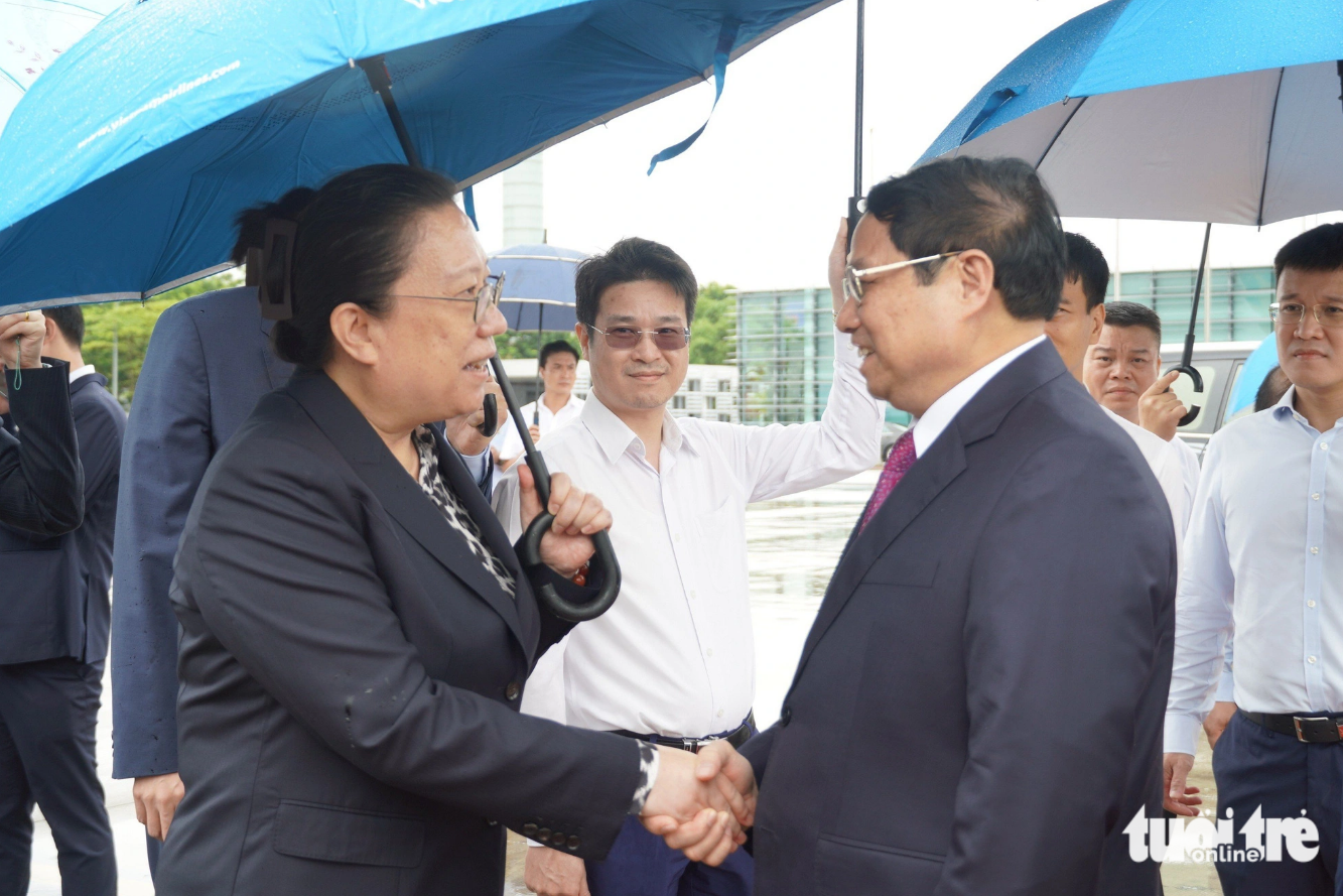 A representative of the Chinese Embassy to Vietnam (L) saw Prime Minister Pham Minh Chinh (R) off at Noi Bai International Airport in Hanoi on June 25, 2023. Photo: Ngoc An / Tuoi Tre