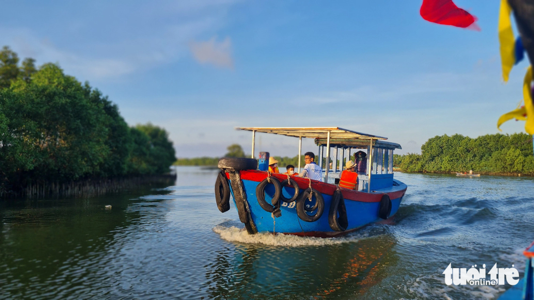 To reach Chim Islet, tourists have to travel by boat for about 15 minutes through Thi Nai Lagoon in Binh Dinh Province, central Vietnam. Photo: Lam Thien / Tuoi Tre