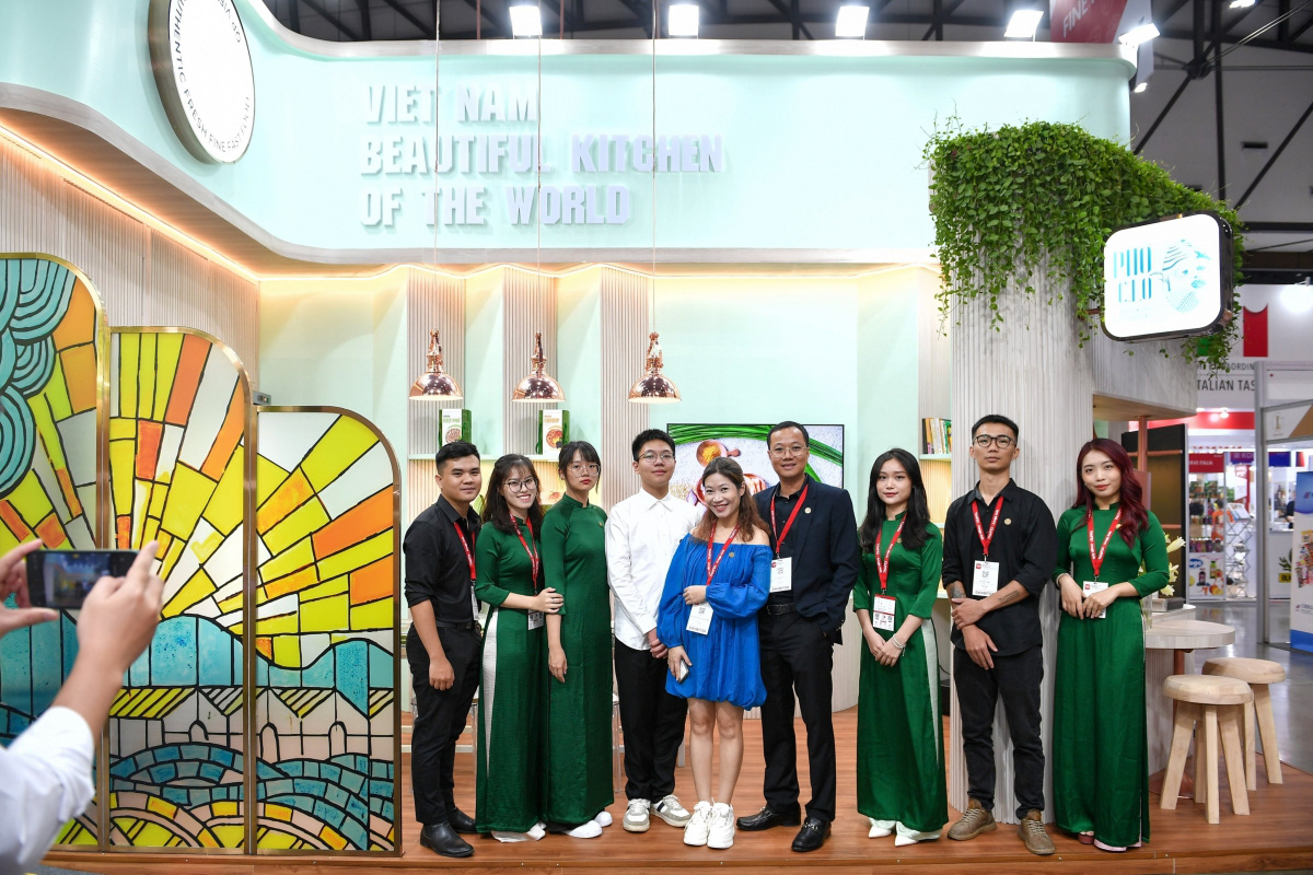 Quy Phuong (fifth from left) and Vu Duy (fourth from right) pose for a picture with their team at their booth while attending the 2023 THAIFEX-Anuga Asia food and beverage exhibition in Bangkok, Thailand in May. Photo: Su[plied