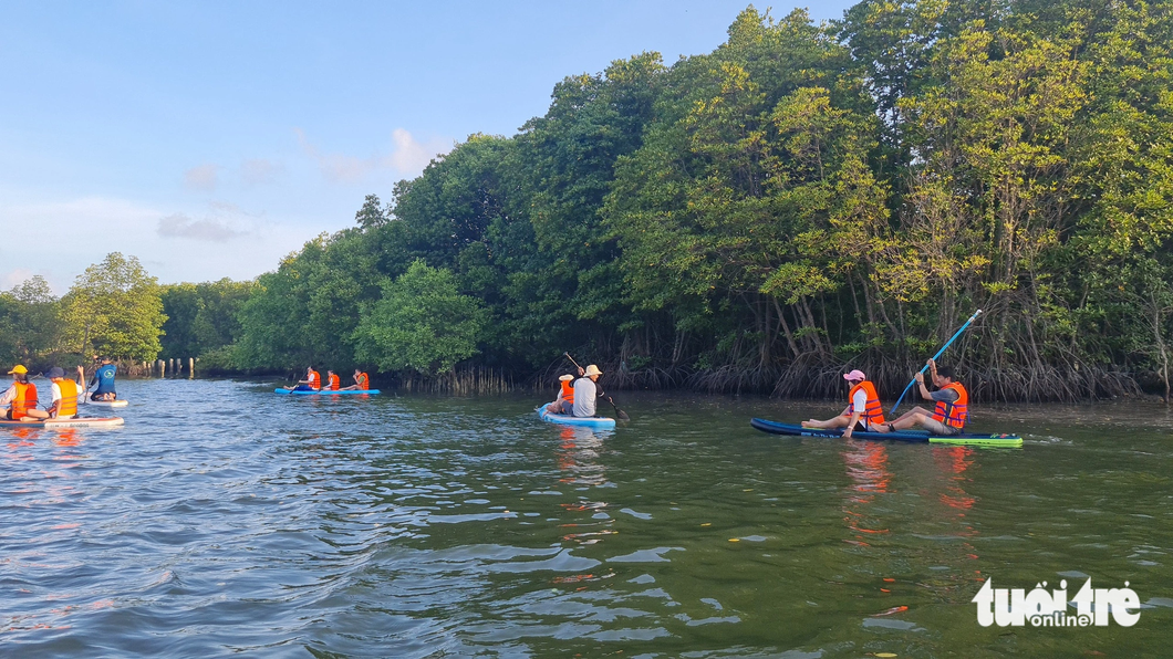 Tourists can do SUP to explore Chim Islet. Photo: Lam Thien / Tuoi Tre