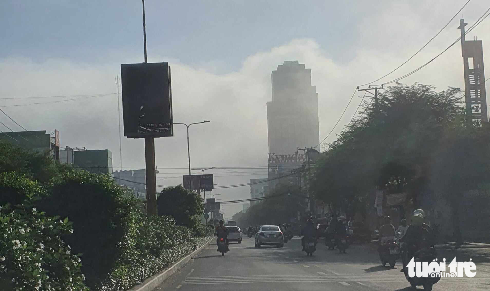 The highest building in Can Tho City, southern Vietnam is shrouded in a blanket of fog on June 26, 2023. Photo: Chi Quoc / Tuoi Tre