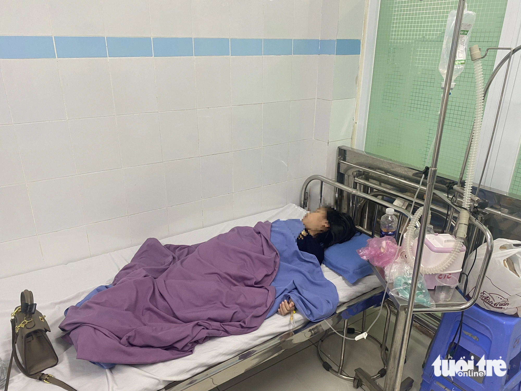 A food poisoning pediatric patient receives treatment at the emergency department of Hospital 199 in Da Nang City, central Vietnam, June 26, 2023. Photo: Truong Trung / Tuoi Tre