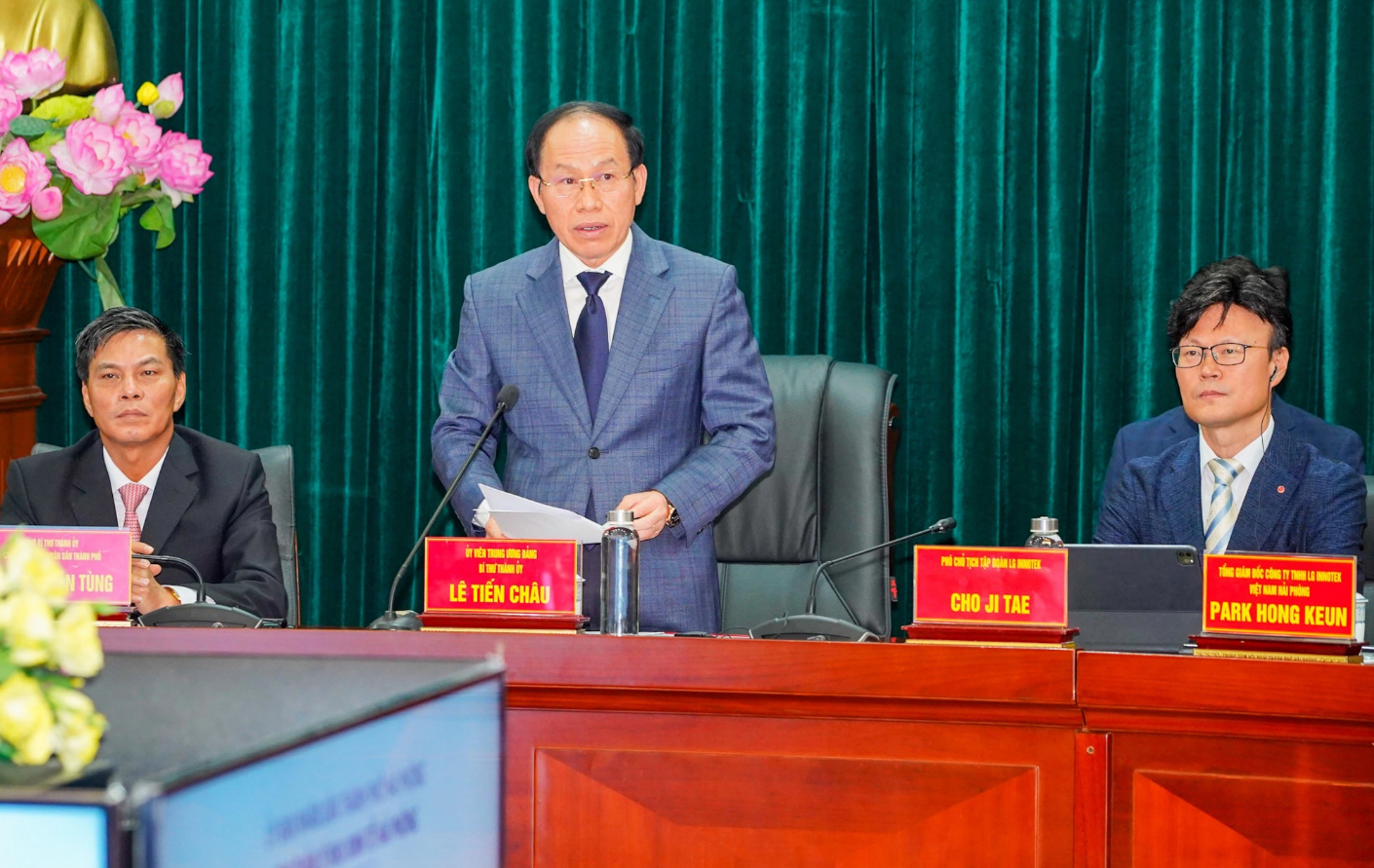 Le Tien Chau (standing), secretary of the Hai Phong City Party Committee, commits to supporting the South Korean firm. Photo: D. Thanh / Tuoi Tre