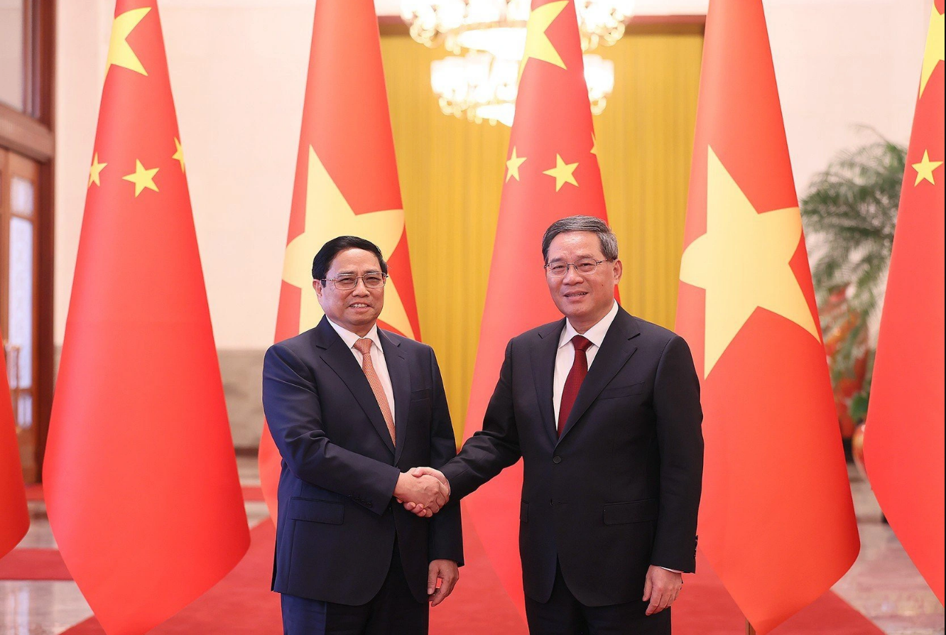 Vietnamese Prime Minister Pham Minh Chinh (L) shakes hands with Chinese Prime Minister Li Qiang (R) at the Great Hall of the People in Beijing, China. Photo: N. Bac