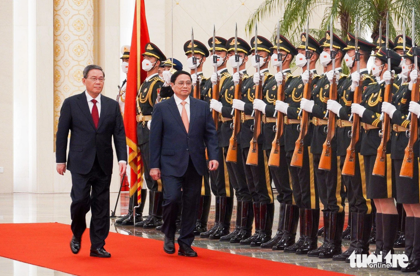 The prime ministers of Vietnam and China walk on a red carpet at the Great Hall of the People in Beijing. Photo: Ngoc An / Tuoi Tre