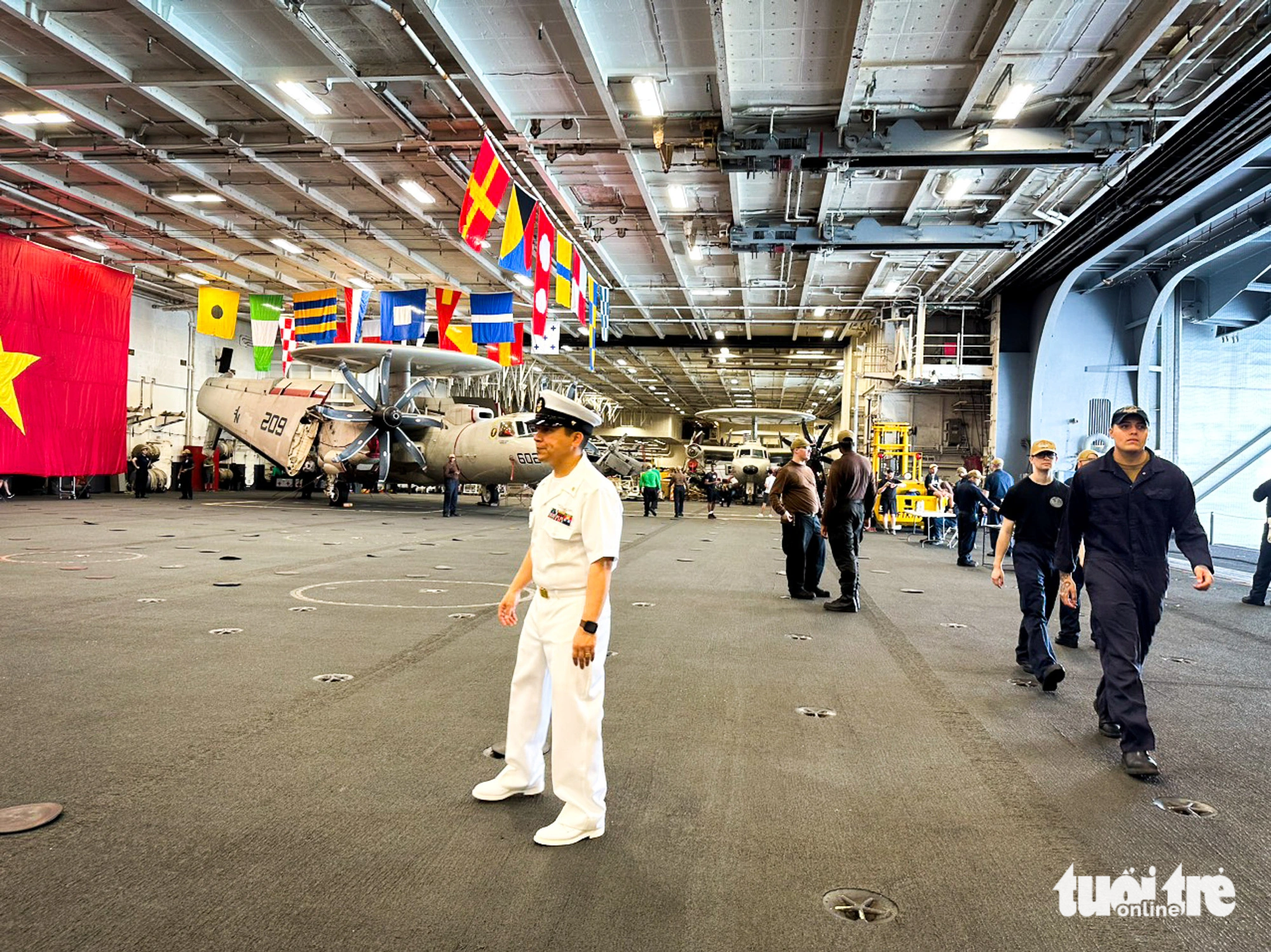 Guests visit the aircraft and equipment cellar on the aircraft carrier. Photo: T.L. / Tuoi Tre