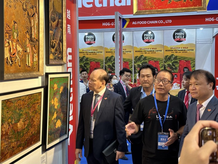 Vietnamese firms introduce traditional folk paintings at the fair. Photo: Thao Thuong / Tuoi Tre