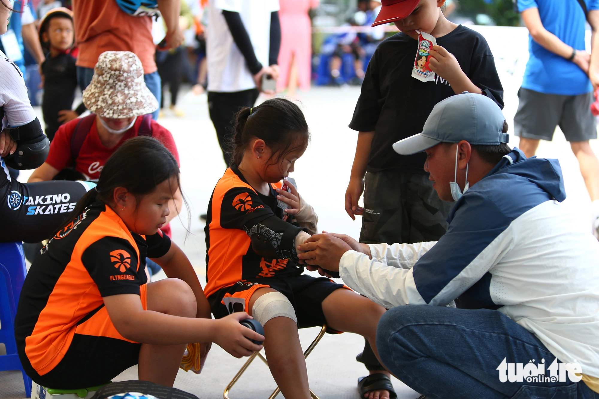 A young roller skater gets ready for a junior event at the 2023 National Roller Sports Championship held in Ho Chi Minh City, June 26, 2023. Photo: Hoang Tung / Tuoi Tre